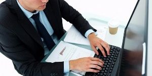 bancario-homem-trabalhando-engravatado